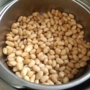 圧力鍋で簡単、蒸し大豆